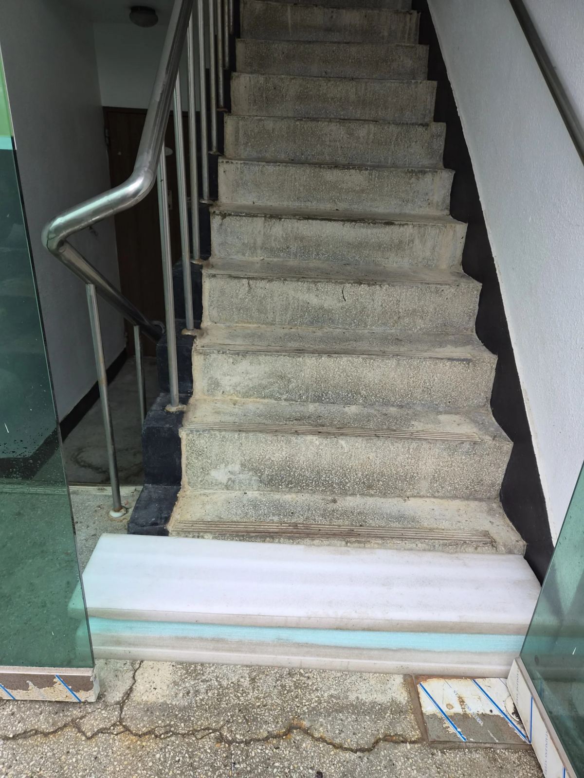 시공 전: 노후 오염된 계단
