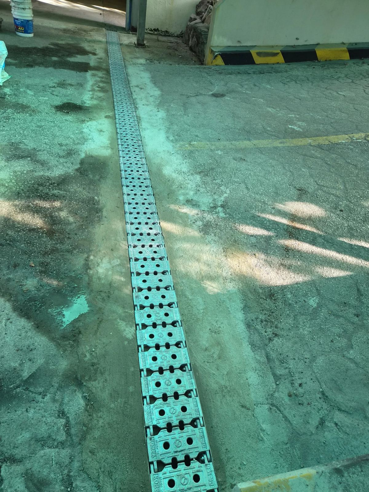 시공 후: 신규 배수로 그레이팅 시공 완료